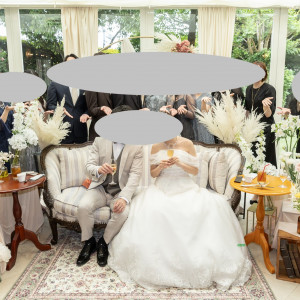 新郎新婦の席と、ゲストとの写真です|778784さんのENSOLEILLE(アンソレイエ)~VILLAGE WEDDING~の写真(2577590)
