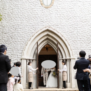 白い建物が挙式会場で、フラワーシャワーは外の中庭で行いました|778784さんのENSOLEILLE(アンソレイエ)~VILLAGE WEDDING~の写真(2577589)