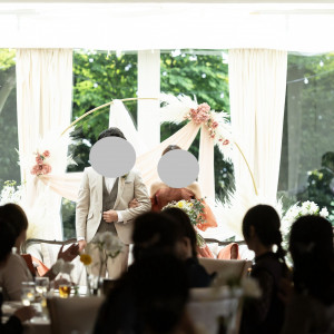 逆光で少し暗く見えますが、それくらい外の庭の光が入り綺麗です|778784さんのENSOLEILLE(アンソレイエ)~VILLAGE WEDDING~の写真(2577588)