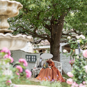 お色直し後、カメラマンさんがガーデンで写真を撮ってくれます|778784さんのENSOLEILLE(アンソレイエ)~VILLAGE WEDDING~の写真(2577599)