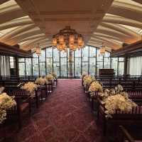 天気が悪くても暗さを感じないチャペル