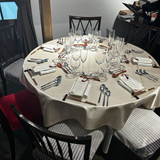 テーブルの様子です。6〜7人掛けです。