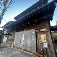 外観です。暖簾が印象的です。