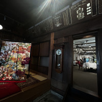 土間の様子です。色打掛が飾ってあります。