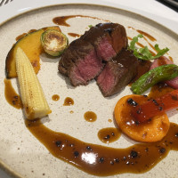 メインのお肉料理の写真です