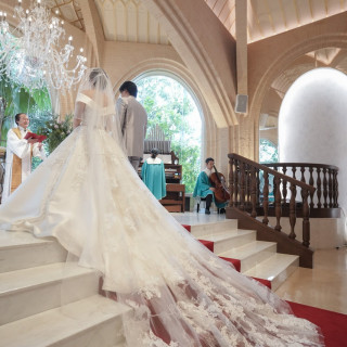 チャペルの赤い絨毯にドレスのトレーンのレースが映えます