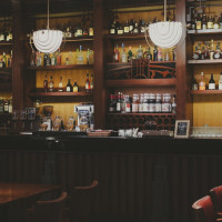 ゲストが待合するロビーからはお酒がたくさん見える