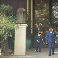 入り口のドアはとても大きく、高級感があります