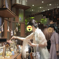 ゲストがウェルカムスペースを見ている様子、スペースが広いです