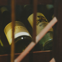 ゲストの待合場所にはワインも並んでいる