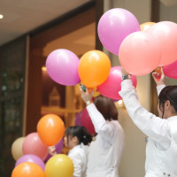 ガーデンのプールで行うドロップ＆フライの風船は色を選べます！