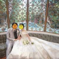 2人で座るソファの後ろにもこんなソファーがあります