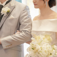 ブーケとブートニアは会場の花屋さんに白で作成してもらいました