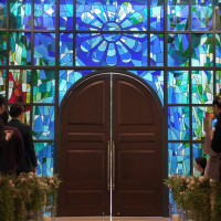 入場の扉はステンドグラスの壁に光が差してとても美しいです