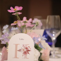 ゲストテーブルの装花とテーブルナンバー