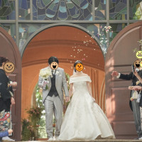 フラワーシャワーの様子、石づくりの長い階段です