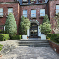 お昼間に行きました。玄関。