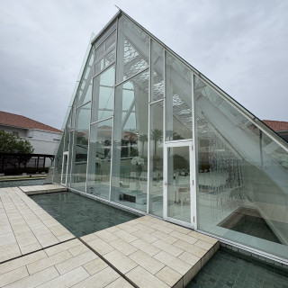 ガラスで明るいチャペルです