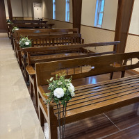 海外のチャペルの椅子です。すべて異なるデザインがかわいいです