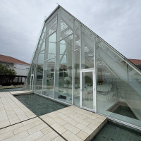 ガラスで明るいチャペルです