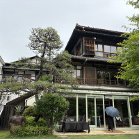 外観は和で、お庭が素晴らしいです