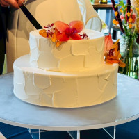 ウェディングケーキです。生花を載せました。