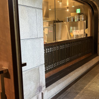 受付から披露宴会場に向かう廊下も素敵で、キッチンがみえます