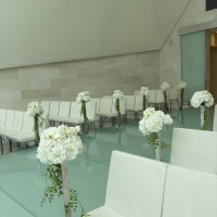 ガラスの外観のチャペルの内観です