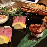 見学時の試食です。イセエビやお肉など