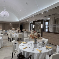 木のチャペルの披露宴会場