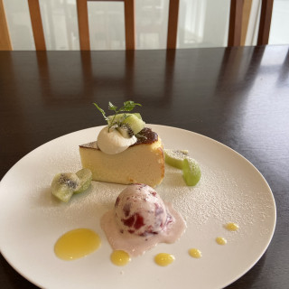 手作りのバスクチーズケーキとアイスが添えられたデザートプレー