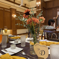 季節の花をふんだんに使用した装花