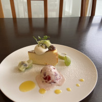 手作りのバスクチーズケーキとアイスが添えられたデザートプレー