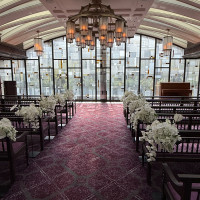 ステンドグラスが輝く美しいチャペル