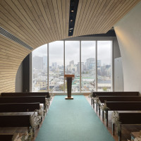 空に続くようにブルーのバージンロードになってます