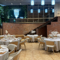 自然な風合いの披露宴会場