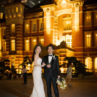 ライトアップされた東京駅前広場でのロケーション撮影