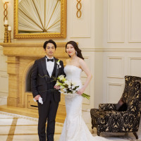 ホテルロビーの暖炉前にて