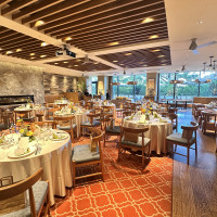 絨毯がオレンジかつ暖炉があり全体的に暖かみのある雰囲気