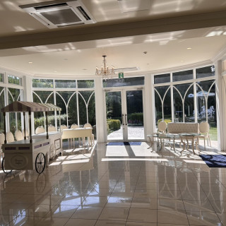 明るい印象の会場です。