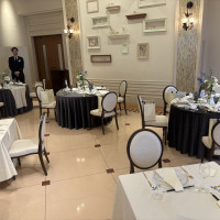 少人数〜中人数入れる披露宴会場のテーブルの距離感がいい。