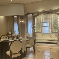 新郎新婦座るソファー