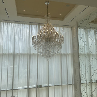 大階段にあるシャンデリア