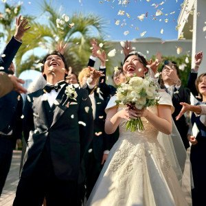 囲まれてのフラワーシャワー|779021さんのコットンハーバークラブ(横浜)/テイクアンドギヴ・ニーズウェディングの写真(2578421)