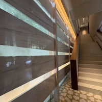 受付から2階のゲスト待合室・ロビーへ行く階段