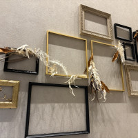 2階の待合室へ向かう途中の階段の壁の装飾(備え付け追使用可)