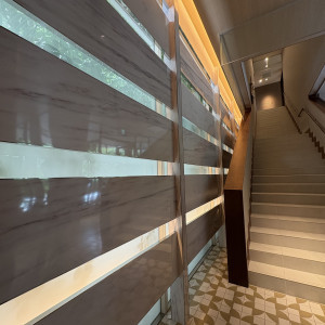 受付から2階のゲスト待合室・ロビーへ行く階段|779069さんのBLEU GRACE OSAKA(ブルーグレース大阪)●BRASSグループの写真(2578711)