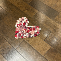 挙式がフラワーシャワーでハートを作るサービスあり。