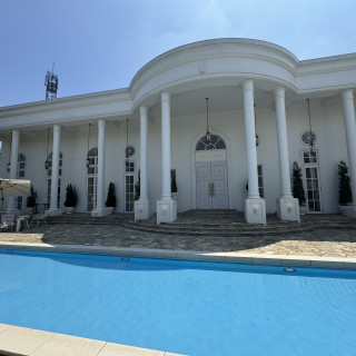 プール付きのお庭