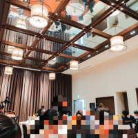 天井が鏡になっており、広く感じる
白と茶色が基調の空間